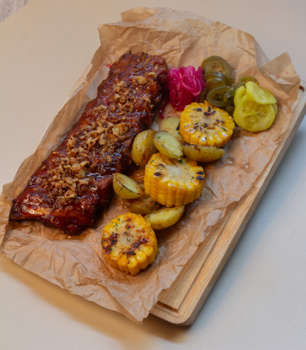 Глазированные свиные ребра BBQ c обжаренным картофелем стоун и молочной кукурузой